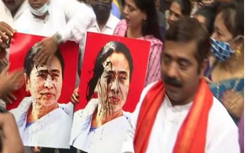 மம்தா பானர்ஜியை எதிர்த்து மும்பையில் பாஜகவினர் ஆர்ப்பாட்டம்| படம்: ஏஎன்ஐ.