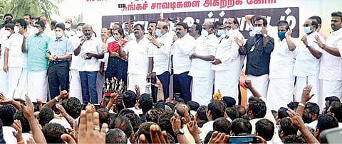 சென்னை பெருநகர மாநகராட்சிக்கு உட்பட்ட பகுதியில் விதிமுறைகளை மீறி செயல்படும் சுங்கச்சாவடிகளை அகற்ற கோரி சோழிங்கநல்லூர் கலைஞர் கருணாநிதி சாலையில் உள்ள சுங்கக்சாவடி முன்பாக திமுகவினர் நேற்று கண்டன ஆர்ப்பாட்டத்தில் ஈடுபட்டனர். அப்போது, திமுக அமைப்பு செயலர் ஆர்.எஸ்.பாரதி, எம்பிக்கள் தயாநிதி மாறன், தமிழச்சி தங்கபாண்டியன் மற்றும் சட்டப்பேரவை உறுப்பினர்கள் மா.சுப்பிரமணியன், அரவிந்த் ரமேஷ், வாகை சந்திரசேகர், கவிஞர் காசிமுத்து மாணிக்கம் உள்ளிட்டோர் கலந்து கொண்டு கோஷங்களை எழுப்பினர். படம்: க.பரத்