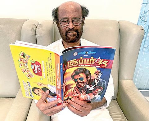 சென்னை போயஸ் கார்டனில் உள்ள தனது இல்லத்தில், ‘தி இந்து’ குழுமத்தின் ‘தமிழ் திசை’ பதிப்பகம் வெளியிட்டுள்ள ‘சூப்பர் ஸ்டார் 45’ சிறப்பு மலரை ஆர்வமுடன் பார்வையிடும் ரஜினிகாந்த்.