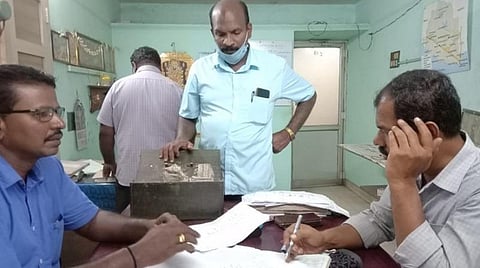 களியக்காவிளை வட்டார போக்குவரத்து, காவல் நிலைய சோதனைச் சாவடிகளில் ஒரே நேரத்தில் லஞ்ச ஒழிப்புப் போலீஸார் சோதனை: ரூ.84 ஆயிரம் கணக்கில் வராத பணம் பறிமுதல், போலீஸார் உட்பட 5 பேர் மீது வழக்கு