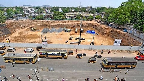 70% கட்டுமானப்பணிகள் மட்டுமே நிறைவு; தள்ளிப்போகும் மதுரை பெரியார் பேருந்து நிலைய திறப்பு விழா- போக்குவரத்தால் ஸ்தம்பிக்கும் சிம்மக்கல், கோரிப்பாளையம்