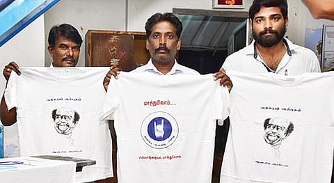 திருப்பூரில் தயாராகி வரும் ரஜினிகாந்தின் வாசகங்கள் அடங்கிய டி-சர்ட்கள்.
