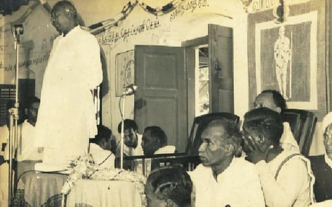 சிதம்பரம் காந்தி மன்றத்தை காமராஜர் தொடக்கி வைத்து பேசுகிறார்.
