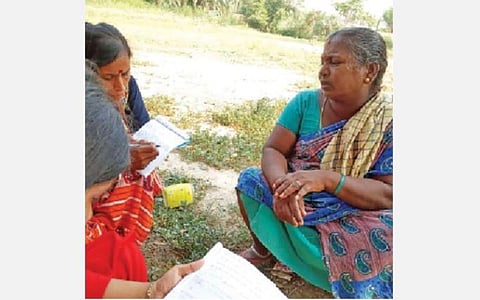ராஜஸ்தான் பெண்களுக்கு மாடித் தோட்டம் பற்றி பயிற்சியளிக்கிறார் தனசெல்வி.