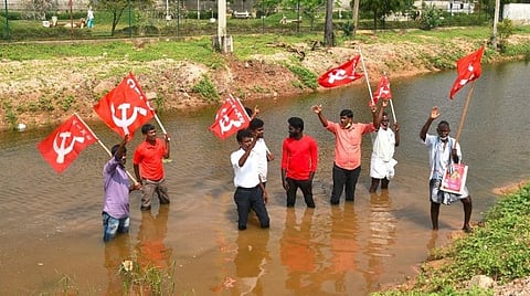 தூத்துக்குடி ஆட்சியர் அலுவலகம் அருகேயுள்ள மழைநீர் ஓடை தண்ணீரில் இறங்கி போராட்டம் நடத்திய இந்திய மாணவர் சங்கத்தை சேர்ந்தவர்கள் மற்றும் விவசாயிகள். படம்: என்.ராஜேஷ்