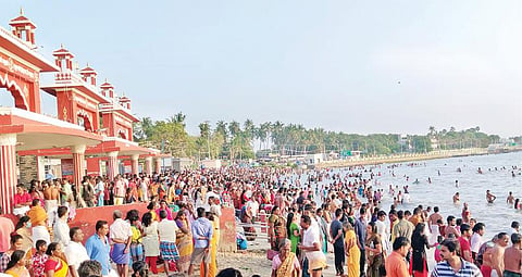 கார்த்திகை அமாவாசையை முன்னிட்டு ராமேசுவரம் அக்னி தீர்த்தக் கடற்கரையில் நேற்று நீராடத் திரண்டிருந்த ஆயிரக்கணக்கான பக்தர்கள்.