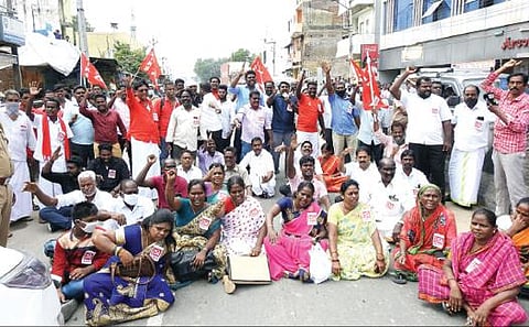டெல்லியில் போராடும் விவசாயிகளுக்கு ஆதரவு தெரிவித்தும், அம்பானி, அதானி நிறுவனங்களின் பொருட்களை புறக்கணிக்க வலியுறுத்தியும், மார்க்சிஸ்ட் கம்யூனிஸ்ட், விடுதலை சிறுத்தைகள், மதிமுக சார்பில் குரோம்பேட்டையில் நேற்று நடைபெற்ற ஆர்ப்பாட்டம். படம்: எம்.முத்துகணேஷ்