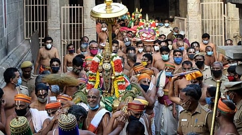 நம்பெருமாள் அர்ஜூன மண்டபத்தில் பக்தர்களுக்கு சேவை சாதித்தார்.