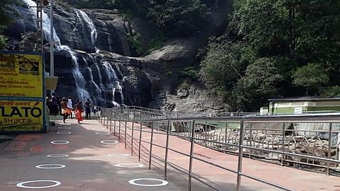 பாதுகாப்பு வழிமுறைகளைக் கடைபிடித்து குற்றால அருவிகளில் குளித்த சுற்றுலாப் பயணிகள்