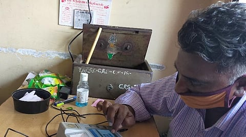 கோவை தெற்கு தாலுக்காவுக்கு உட்பட்ட ரேஷன் கடைகளில் பயோ-மெட்ரிக் முறையில் உணவுப் பொருட்கள் வழங்கப்படும் காட்சி. | கோப்புப் படம்.