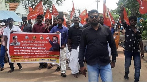 ராமேசுவரம் அருகே இந்தி தெரியாததால் கடன் தர மறுக்கும் வங்கி மேலாளரை இடமாற்றம் செய்யக் கோரி முற்றுகைப் போராட்டம்: நாம் தமிழர் கட்சியினர் கைது