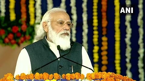 கட்ச் பகுதியில் இன்று நடந்த நிகழ்ச்சியில் பிரதமர் மோடி பேசிய காட்சி : படம் | ஏஎன்ஐ.