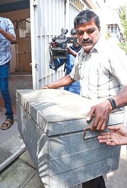 சென்னையில் சுற்றுச்சூழல் அதிகாரி வீட்டில் இருந்து ரூ.7 கோடி சொத்து ஆவணங்கள், 3 கிலோ தங்கம், ரூ.1.37 கோடி பறிமுதல் லஞ்ச ஒழிப்பு போலீஸார் நடவடிக்கை