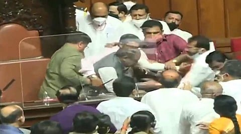 கர்நாடக சட்டமேலவையில் காங்., பாஜக இடையே தள்ளுமுள்ளு: துணைத் தலைவரை இழுத்து தள்ளியதால் பரபரப்பு