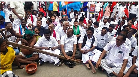வேளாண் சட்டங்களை ரத்து செய்யக் கோரி தென்காசியில் காத்திருப்புப் போராட்டம்; பல்வேறு கட்சியினர் பங்கேற்பு