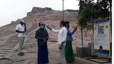 திண்டுக்கல் மலைக்கோட்டைக்குச் செல்ல க்யூஆர் கோட் மூலம் டிக்கெட் பெறும் சுற்றுலாப் பயணி
