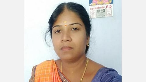 கைது செய்யப்பட்ட விஏஓ ரேவதி.