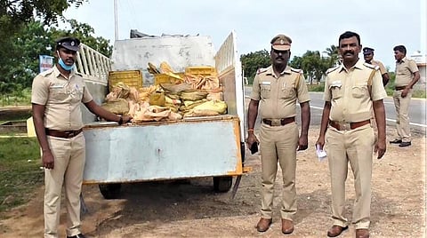 வேம்பார் கடல் வழியாக இலங்கைக்குக் கடத்த இருந்த கடல் அட்டைகளை போலீஸார் பறிமுதல் செய்தனர்.
