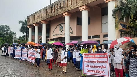 சிதம்பரத்தில் ராஜா முத்தையா மருத்துவக் கல்லூரி மாணவர்கள் வாயில் கருப்புத் துணி கட்டிக்கொண்டு போராட்டத்தில் ஈடுபட்டனர்.