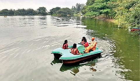 கோலப்பன் ஏரியில் உற்சாகமாக படகு சவாரி மேற்கொண்ட சுற்றுலா பயணிகள்.