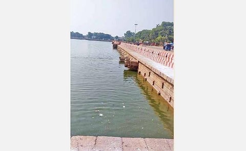 நிரம்பிய வேகத்தில் தண்ணீர் குறைந்துவரும் வண்டியூர் மாரியம்மன் தெப்பக்குளம்.