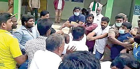 தருமபுரி மாவட்டம் நத்தமேடு கிராமத்தில் தாக்க முயன்றவர்களிடம் இருந்து எம்பி செந்தில்குமாரை பாதுகாத்த போலீஸார்.
