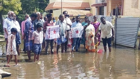 தூத்துக்குடியில் தேங்கிய மழைநீரில் காகிதக் கப்பல் விடும் போராட்டம்