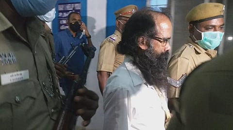 வேலூர் அரசு மருத்துவக் கல்லூரி மருத்துவமனையில் சிகிச்சைக்காக அழைத்துச் செல்லப்பட்ட முருகன்.