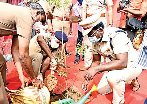 பெரும்பாக்கம் காவல் நிலையத்தை தொடங்கிவைத்து வளாகத்தில் மரக்கன்று நடும் சென்னை பெருநகர காவல் ஆணையர் மகேஷ் குமார் அகர்வால்.