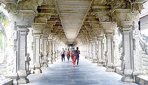 திருவட்டாறு ஆதிகேசவ பெருமாள் கோயில். (அடுத்த படம்) திருவட்டாறு ஆதிகேசவ பெருமாள் கோயிலில் உள்ள தொன்மையான கலைநயமிக்க கல்தூண்களாலான பிரம்மாண்ட பிரகார மண்டபம்.