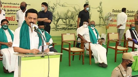 உண்ணாவிரதப் போராட்டத்தில் பேசும் ஸ்டாலின்.
