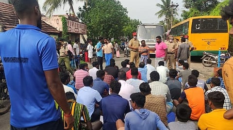 புதுச்சேரி மடுகரை பகுதியில் மறியலில் ஈடுபட்ட கிராம மக்கள்.