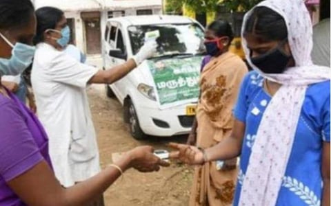 மதுரையில் கரோனா பணி பார்த்த ஒப்பந்த ஊழியர்களுக்கு ஊதியம் வழங்கவில்லை: மாநகராட்சியை முற்றுகையிட்டு போராட்டம்