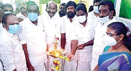 பெரும்புதூர் அருகே போந்தூர் பகுதியில் மினி கிளினிக்கை தொடங்கி வைக்கிறார் ஊரக தொழில் துறை அமைச்சர் பெஞ்சமின்.