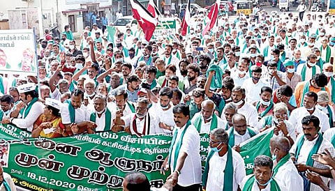 விவசாயிகளுக்கு எதிரான வேளாண் சட்டங்களை திரும்பப் பெற வலியுறுத்தியும், டெல்லியில் போராட்டம் நடத்தி வரும் விவசாயிகளுக்கு ஆதரவாகவும் தமிழக அனைத்து விவசாயிகள் சங்கங்களின் ஒருங்கிணைப்புக் குழு தலைவர் பி.ஆர்.பாண்டியன் தலைமையில் சைதாப்பேட்டை சின்னமலையில் இருந்து சென்னை ஆளுநர் மாளிகையை முற்றுகையிட ஊர்வலமாக சென்ற விவசாயிகள். படம்: ம.பிரபு