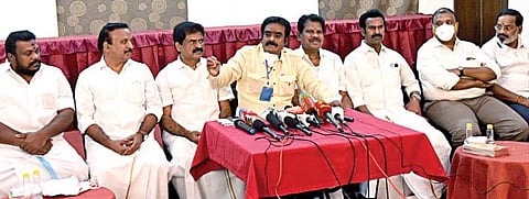 பிற்படுத்தப்பட்ட சமுதாய தலைவர்கள் கூட்டமைப்பின் ஆலோசனைக் கூட்டம் யாதவ மகாசபை தலைவர் தி.தேவநாதன் யாதவ் தலைமையில் சென்னையில் நேற்று நடந்தது. பாஜக மாநில பொதுச் செயலாளர் னிவாசன், கொமதேக பொதுச் செயலாளர் ஈ.ஆர்.ஈஸ்வரன், பெருந்தலைவர் மக்கள் கட்சி தலைவர் என்.ஆர்.தனபாலன் உள்ளிட்டோர் பங்கேற்றனர். படம்: ம.பிரபு