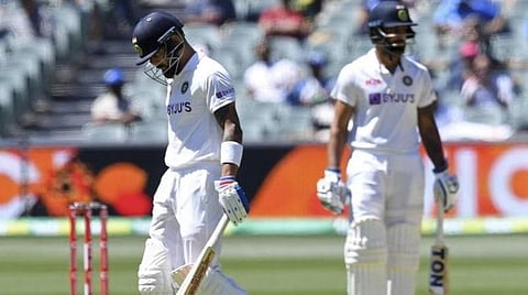 ஆட்டமிழந்து திரும்பும் கோலி.