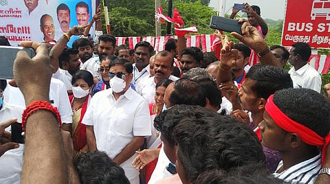 அரியலூர் செந்துறை ரவுண்டானாவில் கட்சிக் கொடி ஏற்றிவைத்து கட்சி நிர்வாகிகளுடன் பேசினார் ஐஜேகே தலைவர் ரவி பச்சமுத்து.