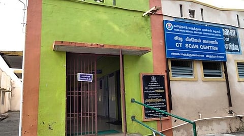 விருத்தாசலம் அரசு மருத்துவமனை வளாகத்தில் கனமழையால் கசிவு ஏற்பட்ட சி.டி.ஸ்கேன் வைக்கப்பட்டுள்ள கட்டிடம்.