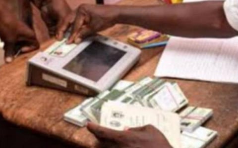 ரேஷன்கடைகளில் மீண்டும் விஸ்வரூபம் எடுக்கும் சர்வர் பிரச்சினை: கைரேகை பதிவாகாததால் பல மணி நேரம் காத்திருக்கும் அட்டைதாரர்கள்