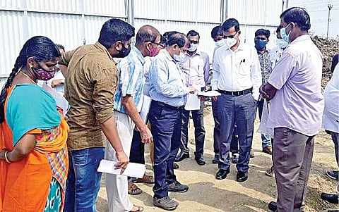 ’பாரத பிரதமரின் அனைவருக்கும் வீடு’ திட்டத்தின்கீழ் கட்டுமானப் பணிகள் நடைபெறவுள்ள பெரும்பாக்கத்தில் ஆய்வு மேற்கொண்ட மாவட்ட ஆட்சியர் ஜான் லூயிஸ்.