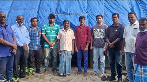 பாதிக்கப்பட்ட மாணவர் மணிகண்டனுடன் அவரது வீட்டின் முன்பு ஆசிரியர் சங்கத்தினர்.