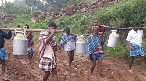 வண்டகப்பாடி கிராமத்தில் சேறும் சகதியுமாக மாறிய நடைபாதையில் பாலைத் தோளில் சுமந்து செல்லும் மலைவாசிகள்.
