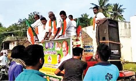புதுச்சேரி திருபுவனை பெரியபேட் பகுதியில் பிரச்சாரம் மேற்கொண்ட பாஜகவினரை தடுக்கும் அப்பகுதி மக்கள்.