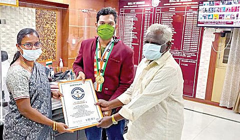 கண்ணை கட்டிக்கொண்டு ஆங்கில எழுத்துகளை தலைகீழாக தட்டச்சு செய்து உலக சாதனை புரிந்த இளவரசு என்ற இளைஞரை ஆட்சியர் மகேஸ்வரி நேரில் அழைத்து பாராட்டினார்.