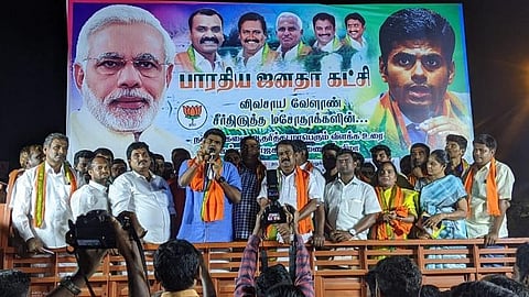 கோவையில் நடந்த பொதுக்கூட்டத்தில் தமிழக பாஜக துணைத் தலைவர் அண்ணாமலை. | படம் உதவி: ட்விட்டர் பக்கம்.