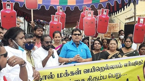 சிலிண்டர் விலை உயர்வைக் கண்டித்து காரைக்காலில் ஆர்ப்பாட்டத்தில் ஈடுபட்ட திமுகவினர் .