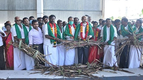 வேலூர் கூட்டுறவுச் சர்க்கரை ஆலையில் கரும்பு அரவைப் பணியைத் தொடங்கி வைத்த மாவட்ட ஆட்சியர் சண்முகசுந்தரம்.