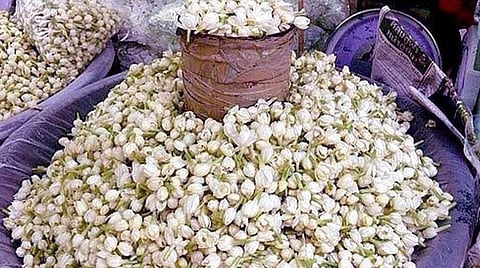 மல்லிகை விலை உயர்வு: கிலோ ரூ.2 ஆயிரத்துக்கு விற்பனை