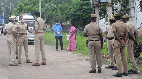 ராமநாதபுரம் ஆட்சியர் அலுவலக வளாகத்தில் மனைவியை வெட்டிக் கொலை செய்த கணவன்